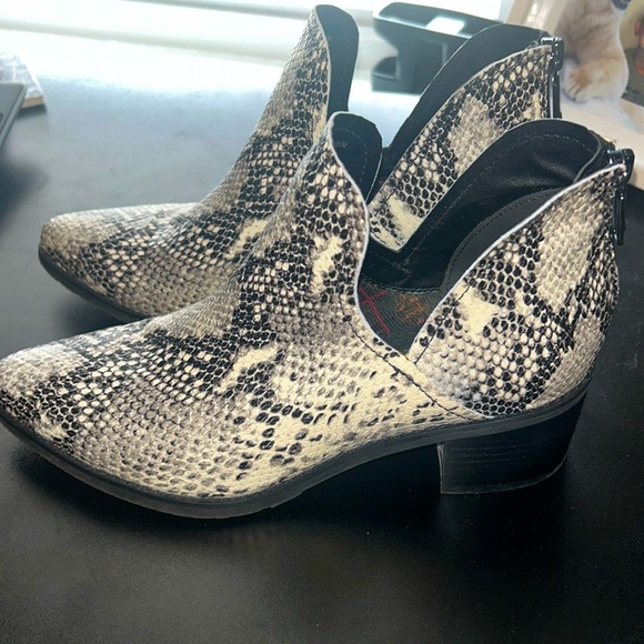 Blondo weatherproof snake skin print booties size 8.5 - Picture 1 of 9